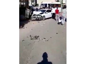 Belediye Otobüsüyle Otomobil Çarpıştı: 3 Yaralı