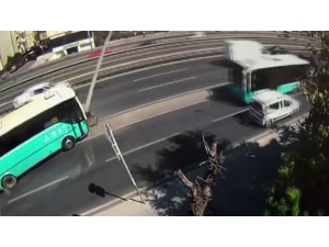 Avcılar’da 5 Kişinin Yaralandığı Özel Halk Otobüsü Kazası, Güvenlik Kameralarına Yansıdı. Görüntülerde Bir Başka Halk Otobüsünün Sıkıştırması Sonucu Refüje Çıkan Halk Otobüsü, Aydınlatma Direğine Çarpıyor. Devrilen Direk İse
