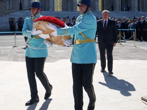 Tbmm Başkanı Şentop, Atatürk Anıtı’na Çelenk Koydu