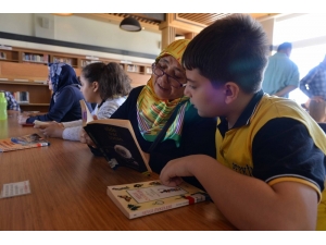 Öğrencilerden Huzurevi Sakinlerine Anlamlı Ziyaret