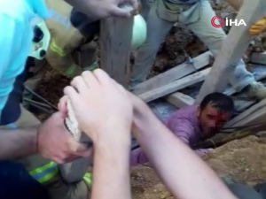 Sultanbeyli Battal Gazi Mahallesi’nde İnşaatta Göçük Meydana Geldi. Göçük Altında Kalan İşçiyi Kurtarma Çalışmaları Devam Ediyor.