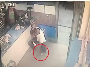 Vatandaşın Düşürdüğü Parayı Böyle Alıp Cebine Koydu