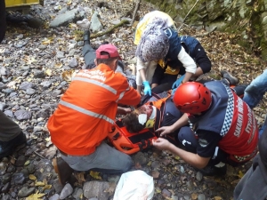 Uçuruma Düşen Baba Öldü, Oğlu Ağır Yaralı