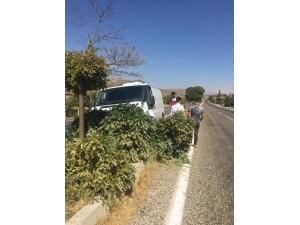 Minibüs Refüje Çıktı: 1 Yaralı