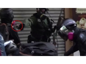 Hong Kong’da Polis Göstericiye Ateş Etti
