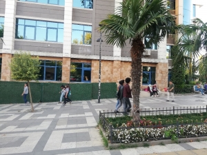 Avcılar’da Deprem Oldu Sanan Kadın Belediye Binasının Camından Atlamaya Kalkıştı