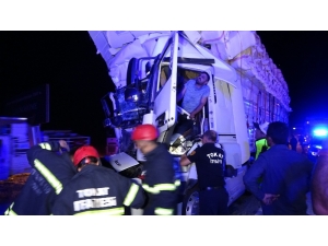 Tır Kamyonla Çarpıştı, Sıkışan Sürücü Güçlükle Kurtarıldı