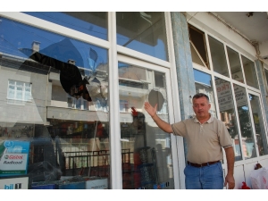 Eski Muhtarın İşyerinin Camları Kırıldı