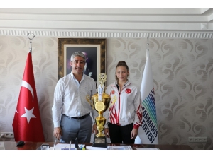 Şampiyon İlknur, Kupasını Başkan Oktay’a Getirdi