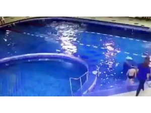 Küçük Çocuk Yüzme Dersinde Boğuldu