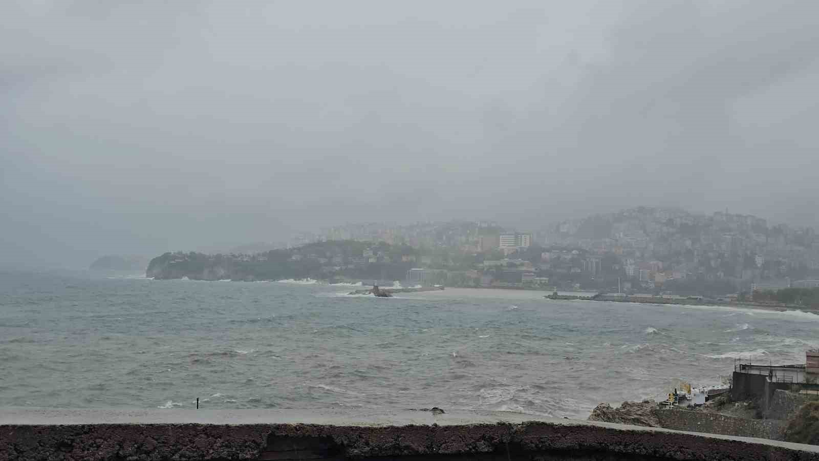 zonguldak-ta-saganak-ve-firtina-liman-sariya-burundu