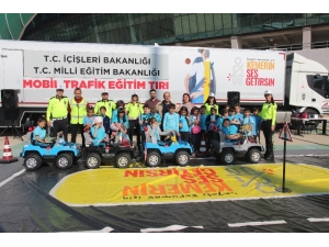 Öğrenciler Akülü Araba Kullanarak Trafik Kurallarını Öğrendi