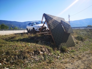 Otomobil Kamelyaya Çarptı: 3 Yaralı