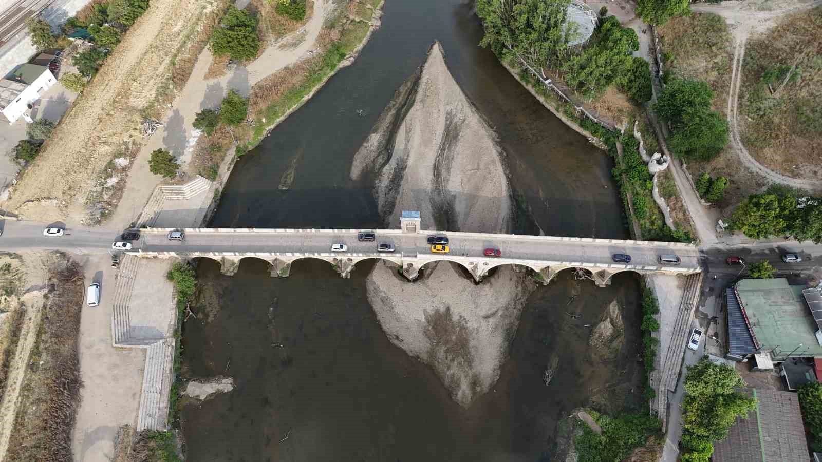 tunca-nehri-alarm-veriyor-sular-cekildi-kirlilik-gun-yuzune-cikti