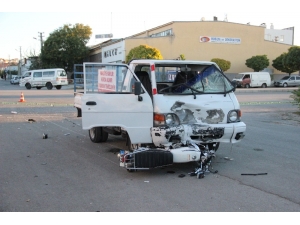 Kamyonetle Çarpışan Motosikletli 20 Metre İleri Fırladı