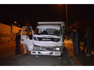 Freni Boşalan Kamyonetin Çarptığı Araç Yaklaşık 50 Metreden Uçtu