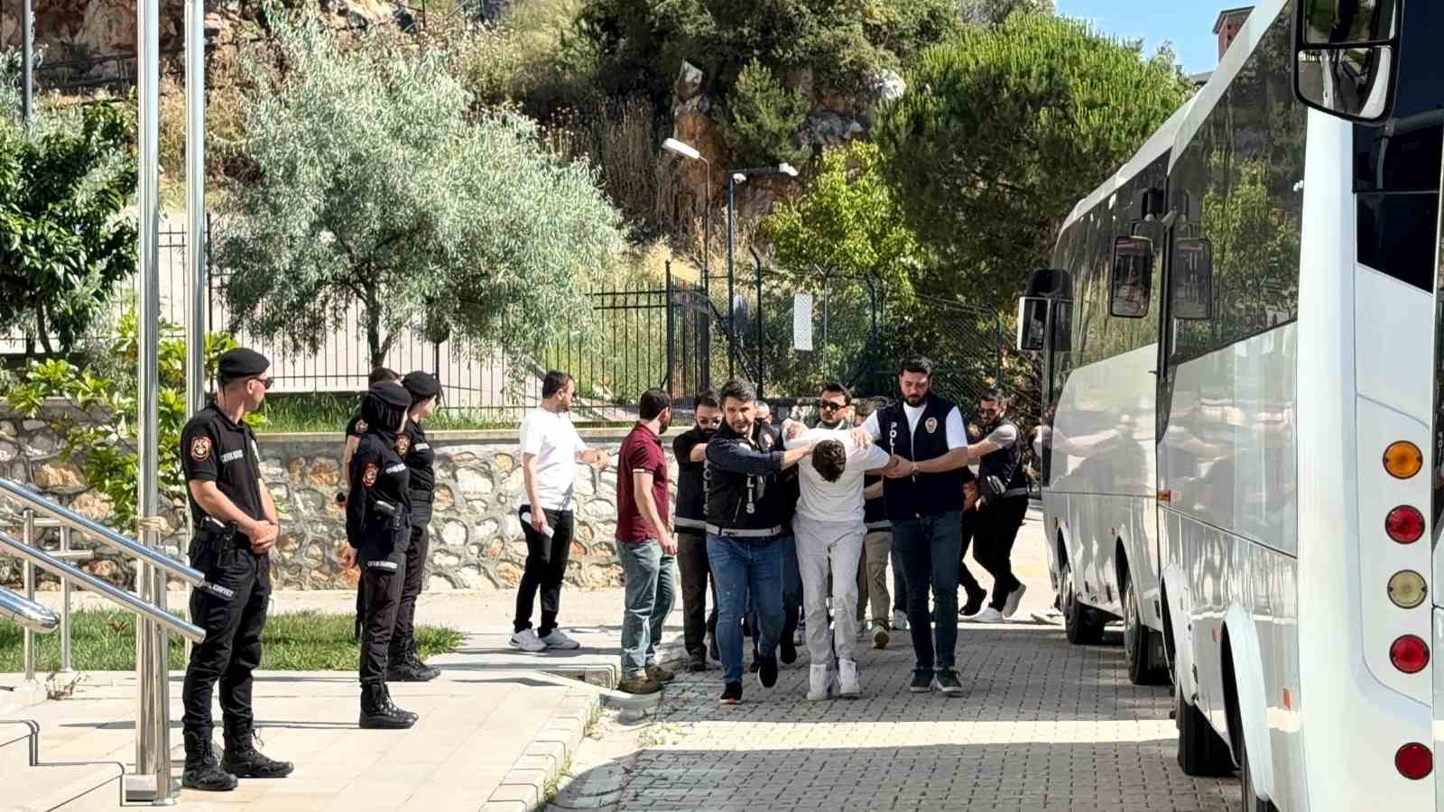 helikopter-ve-ozel-harekat-destekli-baskin-sonrasi-29-supheli-adliyeye-getirildi