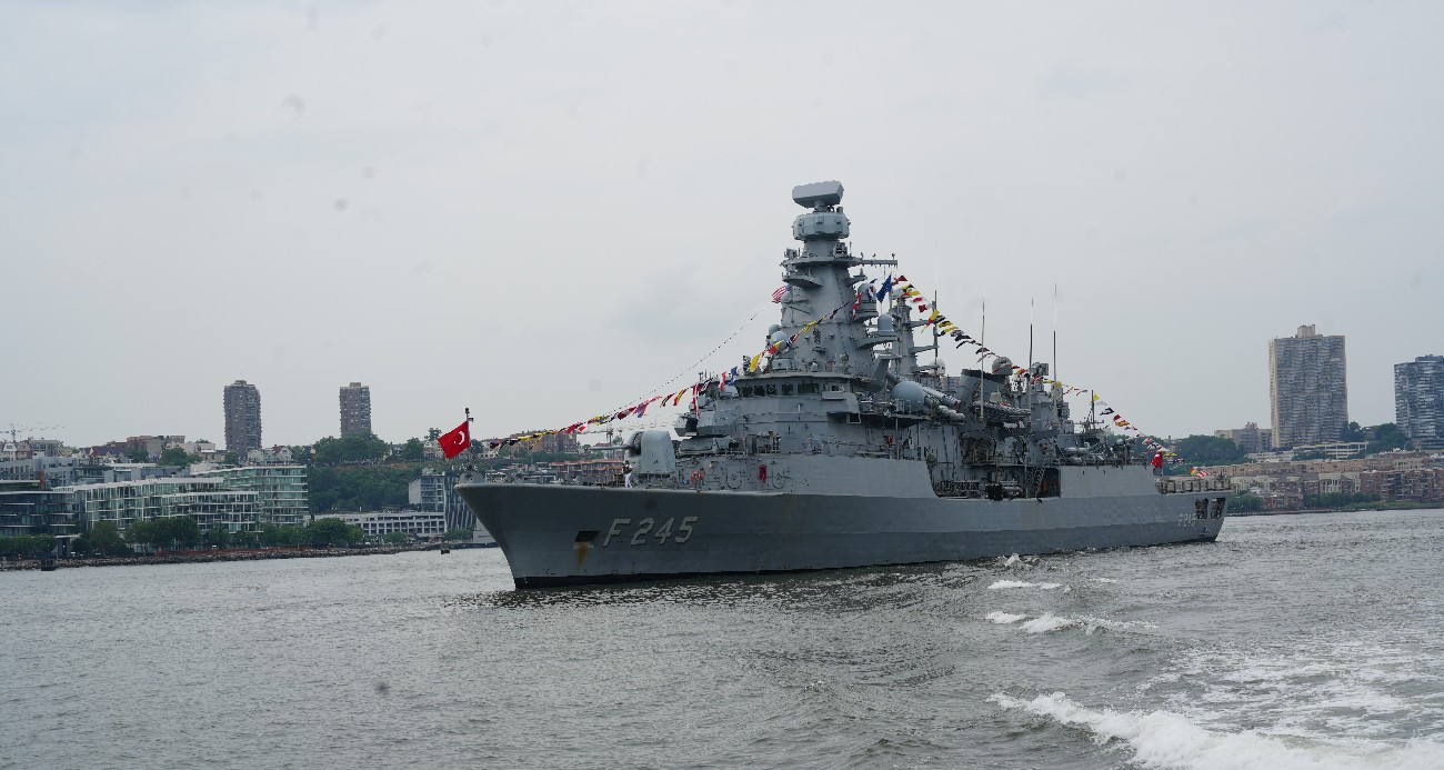 turk-donanmasindan-atlantik-in-otesinde-guc-gosterisi-tcg-orucreis-new-york-ta