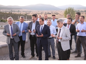 Dumlupınar’da Şehitliği Ziyaret Edip Dua Ettiler