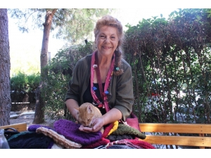 Ünlü Oyuncu Fatma Belgen, Sokak Hayvanları İçin Pazarda Bere Satıyor