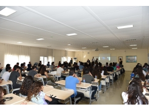 Dü’de Öğrencilere İdari Mahkemelerin Görevi Konferansı