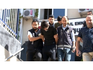 Polisiz Diyerek Turisti Gasp Ettiler, Arabayla Üzerinden Geçtiler