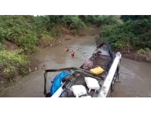 Hindistan’da Otobüs Nehre Düştü: 6 Ölü, 18 Yaralı