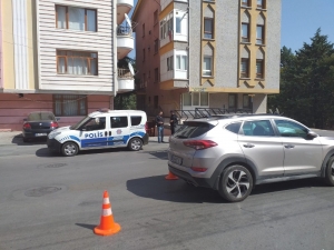 Eski Ortağının Önünü Araçla Kesip, Silahla Yaraladı