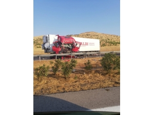 Tır Bariyere Çarptı: 1 Yaralı