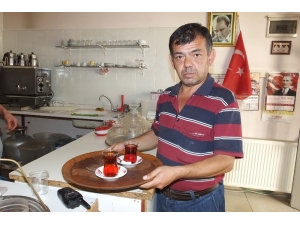 Gündüz Çay Satıyor, Gece Şarkı Söylüyor
