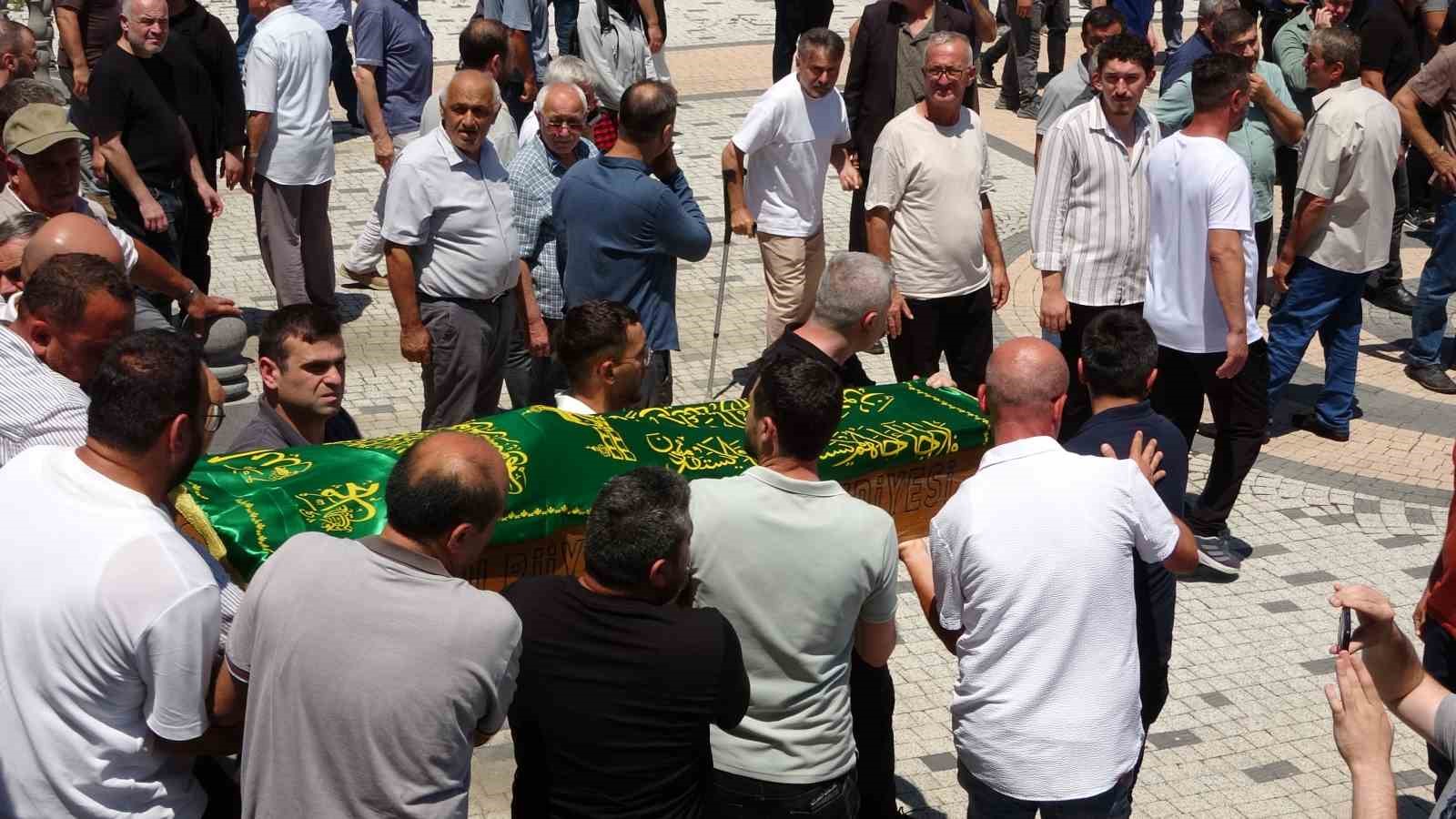 kardes-katliaminda-hayatini-kaybeden-aile-son-yolculuguna-ugurlandi
