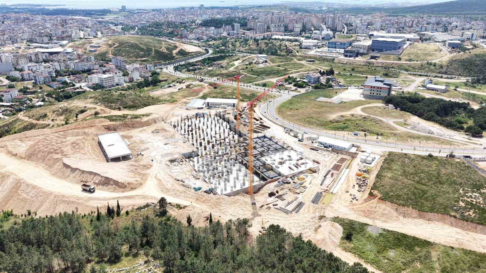 cayirova-devlet-hastanesi-nde-200-yatakli-deprem-izolatorlu-insaatta-kaba-yapinin-yarisina-yaklasildi