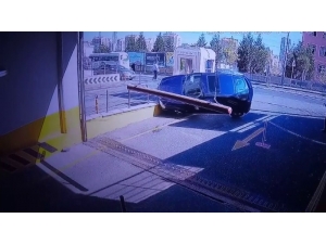 Kadın Sürücü Fren Yerine Gaza Basınca Takla Attı