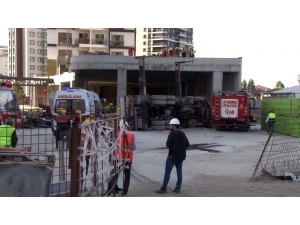 Bağcılar Göztepe Mahallesinde Bir İnşaatta Çalışan Vinç Devrildi. Vincin Altında Bir İşçinin Kaldığı Belirtilirken Olay Yerine Çok Sayıda İtfaiye Ve Sağlık Ekibi Sevk Edildi