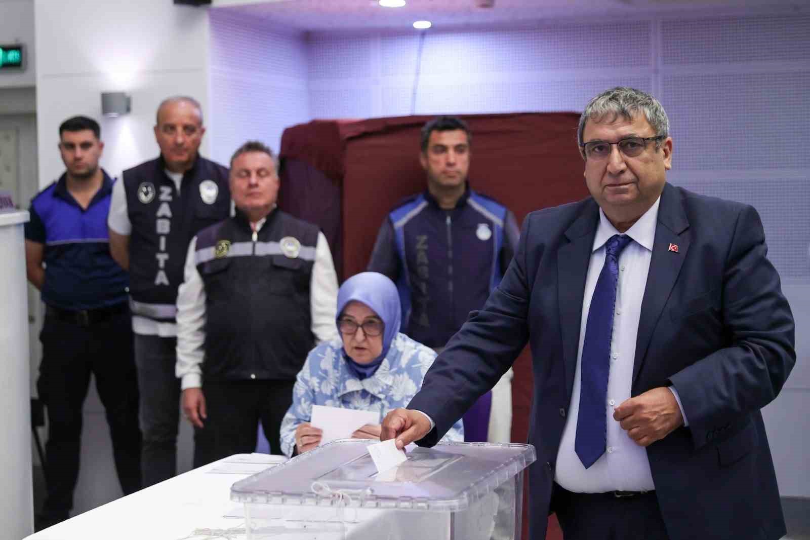 buca-belediyesi-nde-baskanvekili-chp-li-huseyin-benzer-oldu