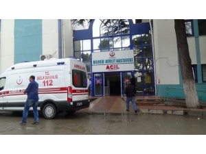 İş Makinesi İle Otomobil Çarpıştı, 1’i Bebek 3 Kişi Yaralandı