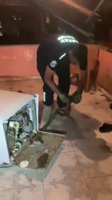 bulasik-makinesine-giren-2-metrelik-karayilani-itfaiye-cikardi