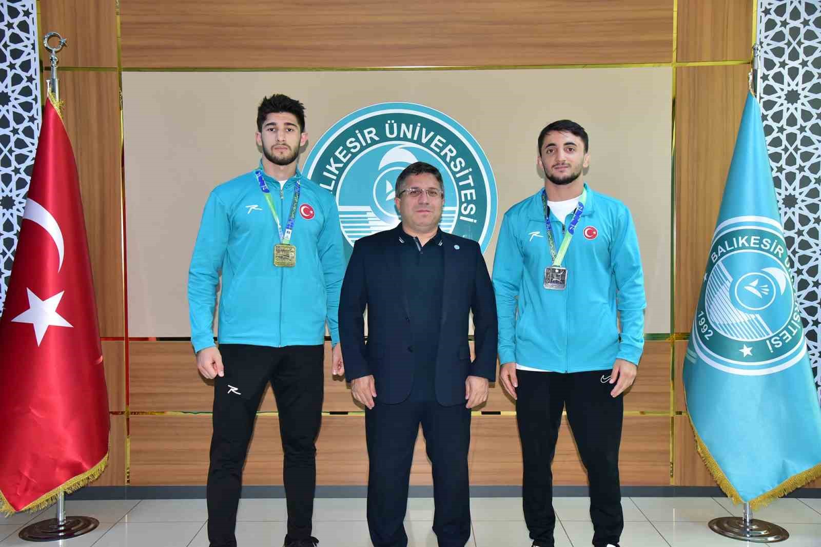 dunya-sampiyonlarindan-rektor-yucel-ogurlu-ya-ziyaret