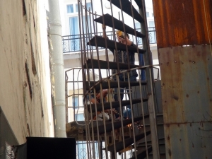 Beyoğu’nda Çökme Riskiyle Boşaltılan Binanın Yangın Merdiveni Söküldü