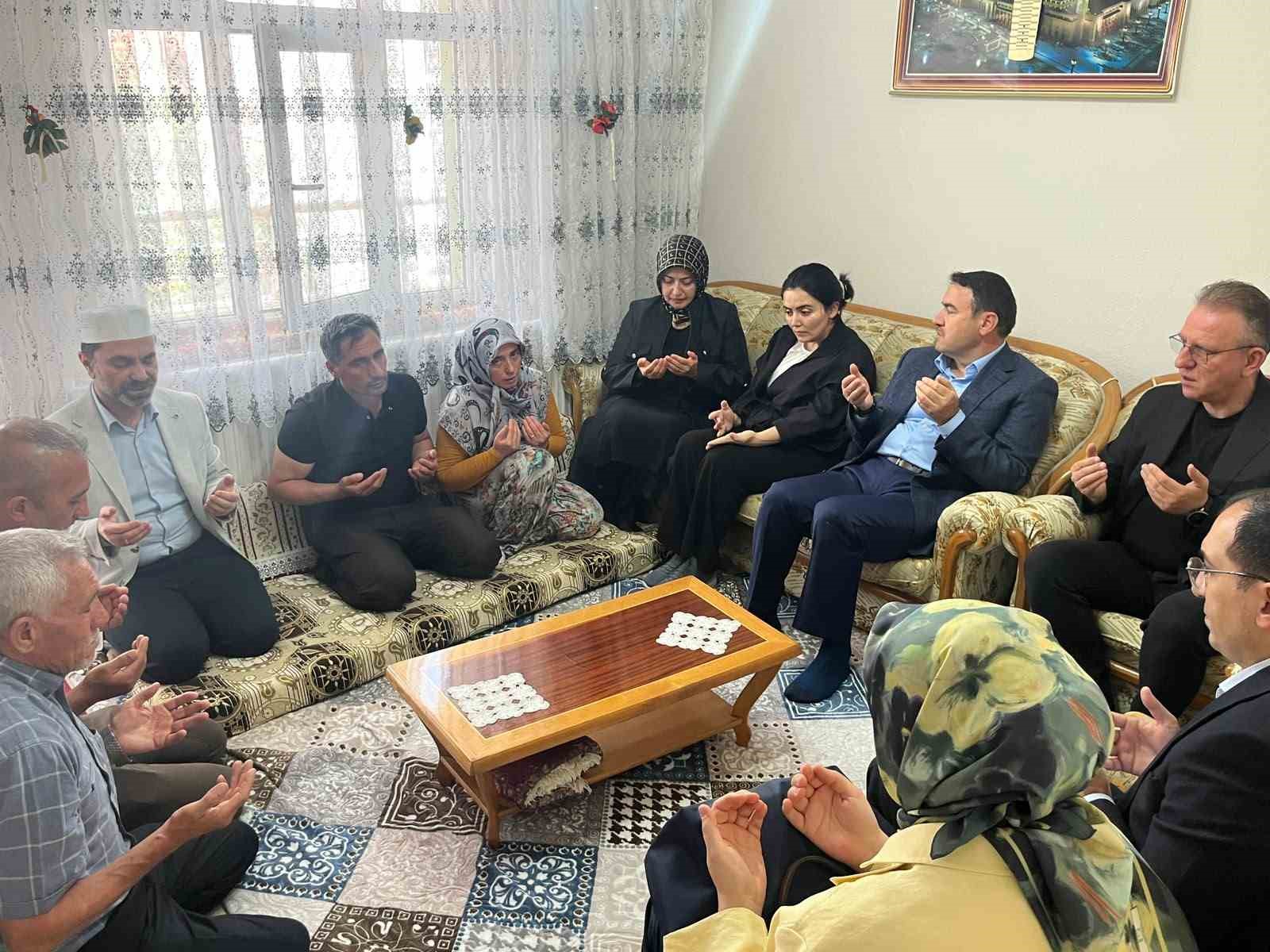 vali-isin-dan-muhammet-cakici-nin-ailesine-taziye-ziyareti