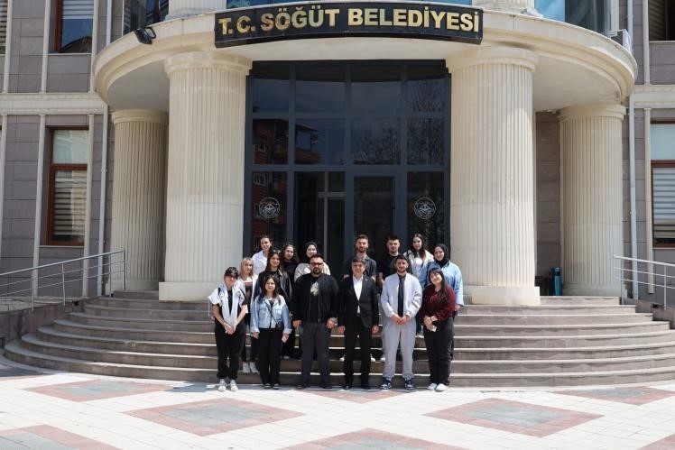 cop-konteyneri-akimina-katilan-ogrenciler-baskan-durgut-la-bulustu