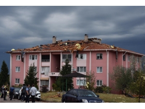 Fırtına Apartman Çatısını Uçurdu