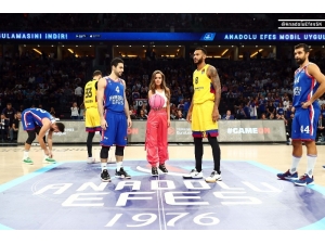 Anadolu Efes - Barcelona Maçında ’Pembe Top’