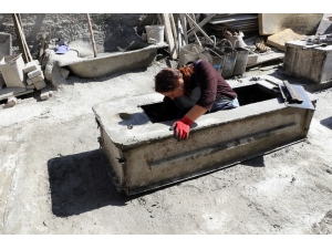 Baba Mesleğinin Yok Olmaması İçin Mezar Ustası Oldu