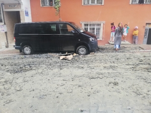 Yağmur Sonrası Çöken Yolda Araç Askıda Kaldı