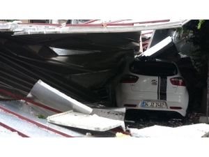 Maltepe’de Okulun Çatısı Park Halindeki Otomobillerin Üzerinde Devrildi