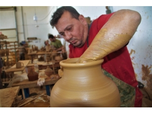 8 Arkadaşın Kurduğu Fabrikadan 18 Ülkeye Çömlek İhracatı