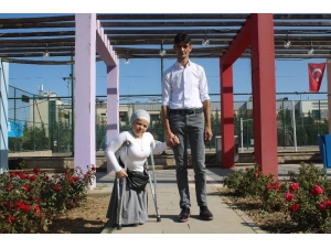 Aralarındaki 83 Santimetrelik Boy Farkı Aşklarına Engel Olamadı