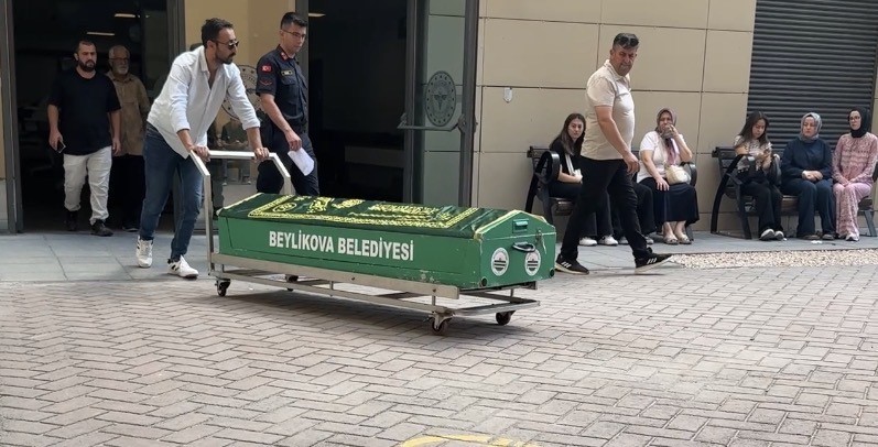 havuza-duserek-hayatini-kaybeden-minik-elif-son-yolculuguna-ugurlaniyor