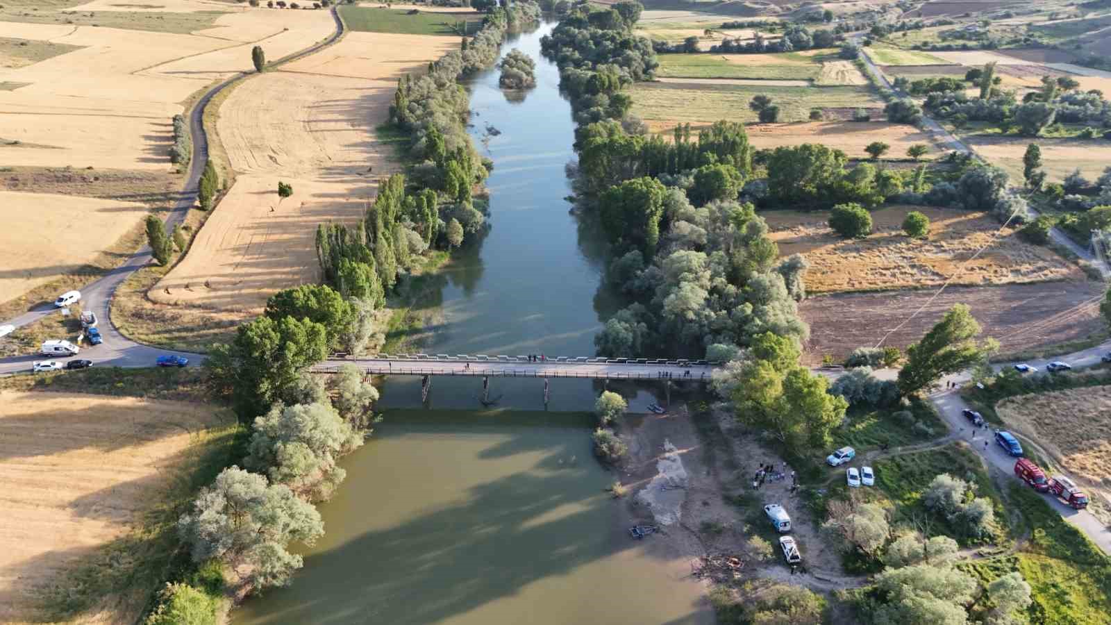 kizilirmak-nehri-nde-cirpinan-cocugunu-kurtarmak-icin-suya-giren-baba-kayboldu